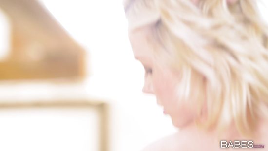 Парень столяр не устоял перед своей девушкой и трахнул ее в попку в мастерской