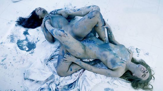 Натурщица и художница обмазали свои тела красками и ласкают мокрые киски