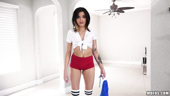 Тренер брюнетки по гимнастике разрабатывает ее киску после занятий