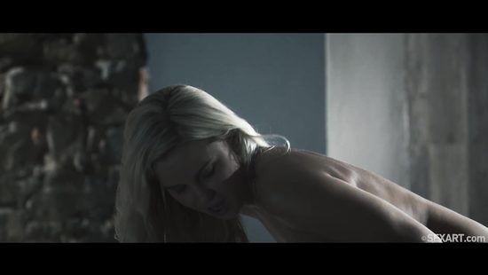 Красивое занятие любовью блондинки и художника в старинном замке