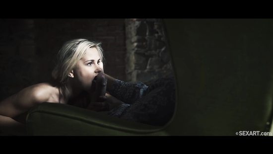 Красивое занятие любовью блондинки и художника в старинном замке