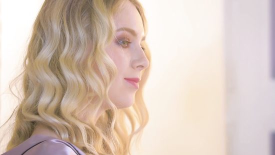 Зашел в гримерку актрисы и трахнул ее горячие дырочки членом