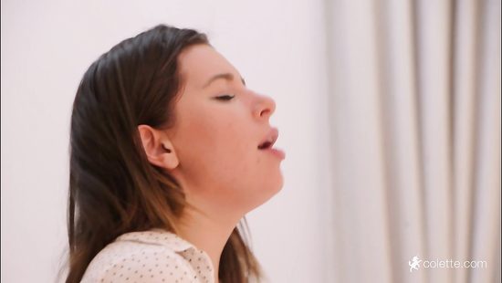 Тёлка из Standup на ТНТ дебютировала в порно