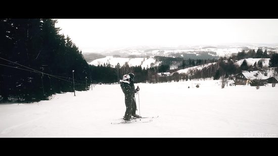 После зимней прогулки по лесу парочка занимается горячим сексом