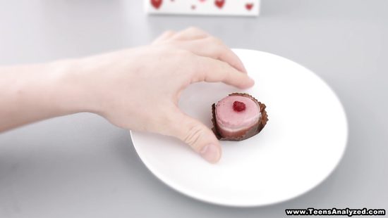 После завтрака красавица подарила парню сладкий десерт - свою попку