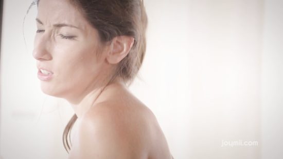 Профессиональные руки массажиста и его член доставляют телке удовольствие