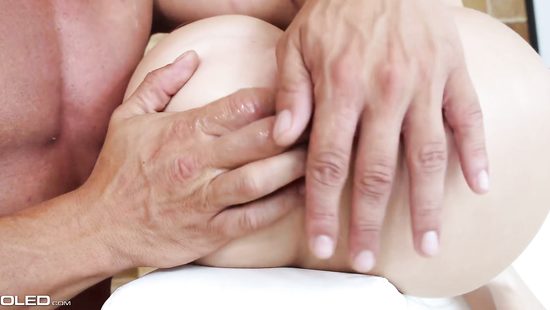 Девушка с прекрасной фигурой возбудила любовника и дала в анал