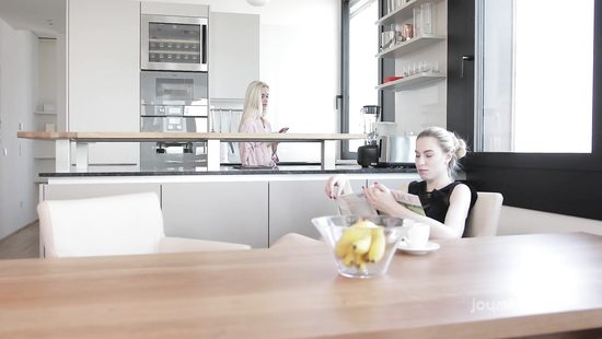 Лучшая подруга соблазнила мужа на секс прямо на кухне