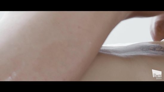 Нежный секс блондинки и ее страстного ухажера на большом ложе