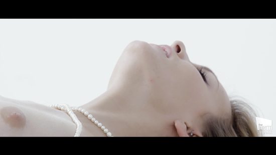 Нежный секс блондинки и ее страстного ухажера на большом ложе