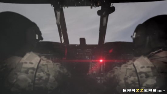 Два снайпера трахаются в пустыне. Классная пародия на известную игру.