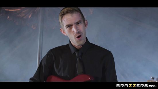 Блогер наказал стриптизёршу огромным членом