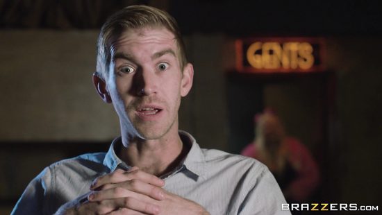 Блогер наказал стриптизёршу огромным членом