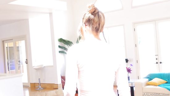 Парень зашел в гости к длинноногой подружке и вставил член в анус