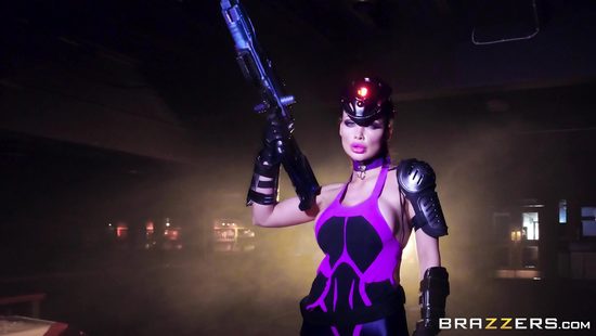 Сексуальный пародийный сюжет про страстную мстительницу и ее случайного врага