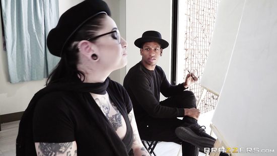 Молодой художник трахнул натурщицу в жопу при всех