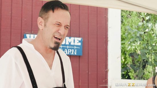 Официантка в немецком пабе по полной обслужила клиента