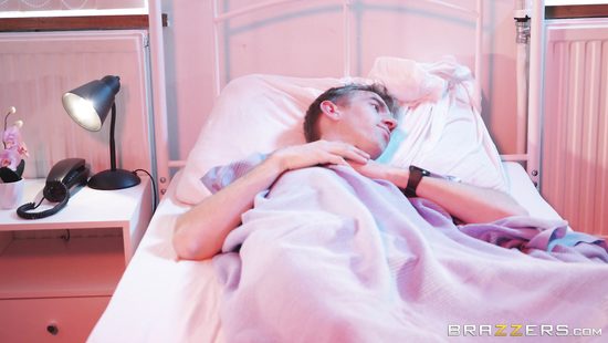 Миниатюрная медсестра знает как помочь озабоченному пациенту