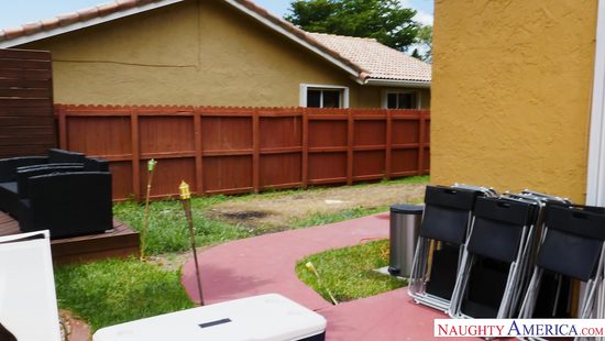 Развратная жена трахается на заднем дворе с соседом и получает сперму на лицо