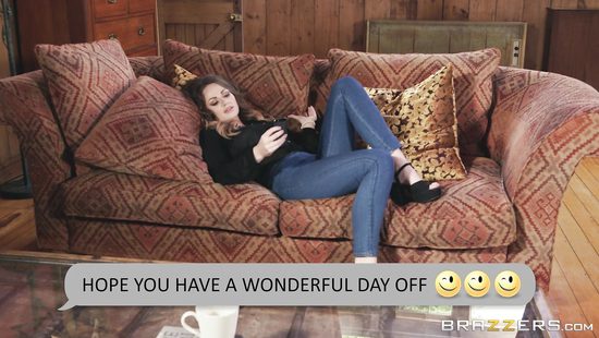 Массажист трахает выбритую пилотку клиентки и теребит ее клитор