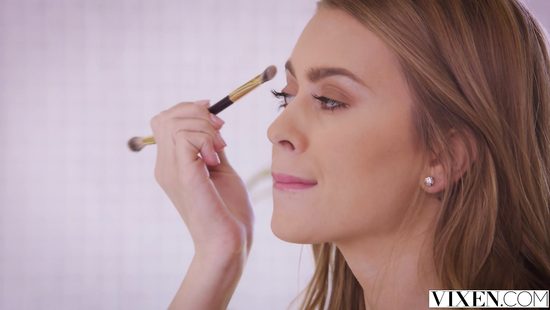 Две сексуальные девушки устроили для мужчины секс втроем