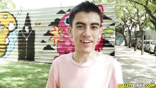 Три красотки наказали пранкера групповушкой в заброшенном здании