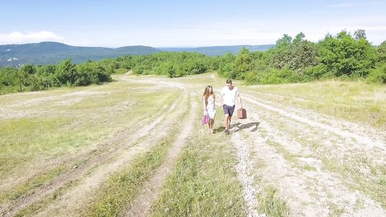 Парень и его сексуальная подруга на природе занимаются страстным сексом