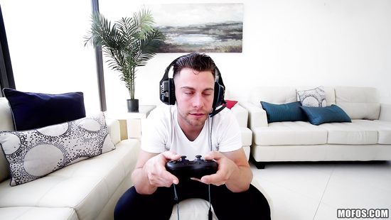 Подружка в игровых наушниках сосет пенис и подставляет щель для секса