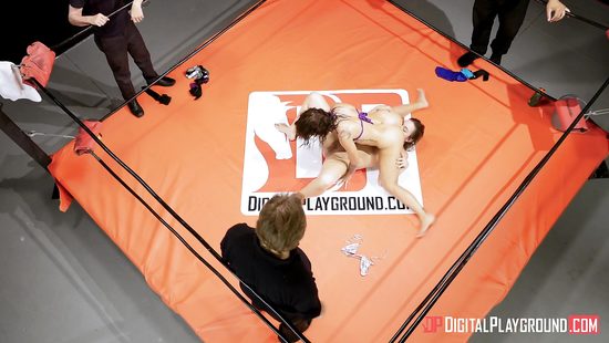 Две лесбиянки на ринге вылизывают друг другу киски и задницы