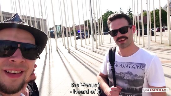 Девушка с белокурыми волосами в машине с парнем занимается сексом