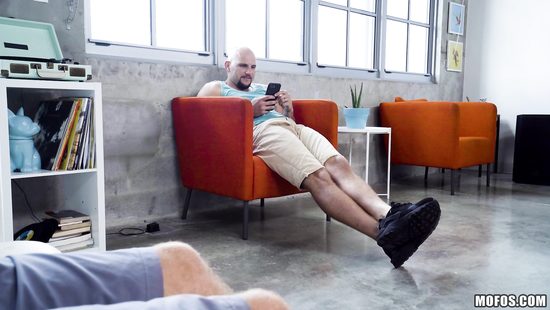 Лысый парень толстым членом трахает брюнетку и кончает на лицо