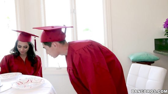 Студенты отмечают вручение дипломов жарким сексом в тайне от отца