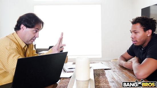 Пока отец занят работой девушка подставляет щель для члена негра