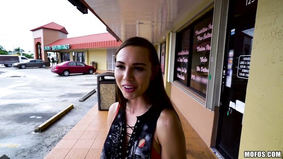 Пикапер снял себе брюнетку и предложил ей заняться сексом на камеру за деньги