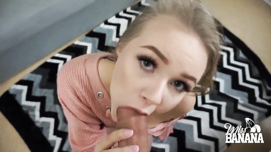 Мужчина снимает у себя дома как трахает блондинку и кончает на ее лицо