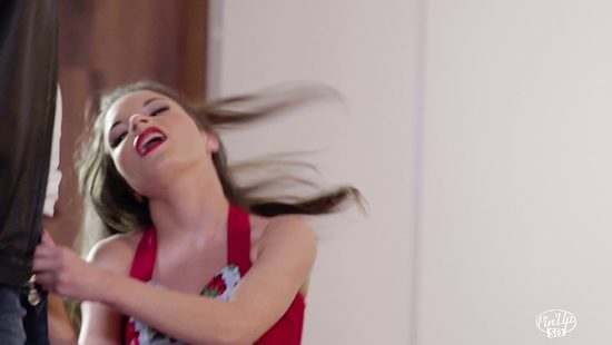 Яркая подруга в трусиках и колготках ласкает член ножками и киской