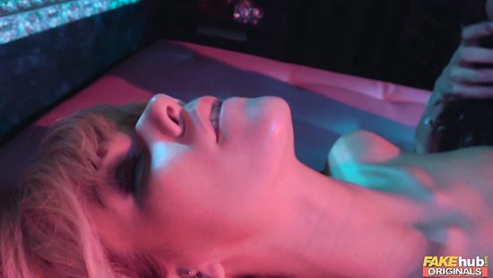 Ненасытные лесбиянки в ночном баре вылизывают друг другу дырочки