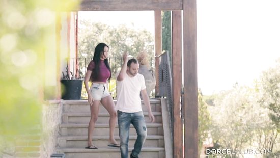 Стройная студентка во дворе надрочила член парня и дала себя отыметь