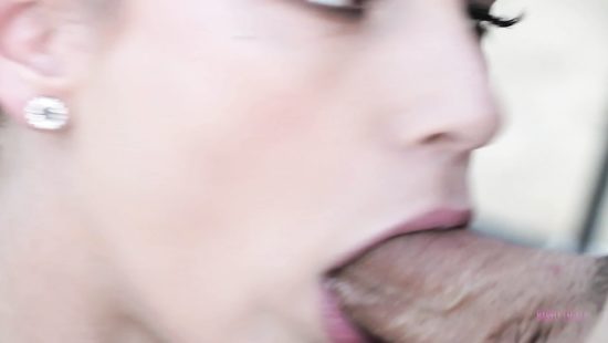 Подруга с маленькими сиськами на ранчо оседлала своего мачо выбритой киской