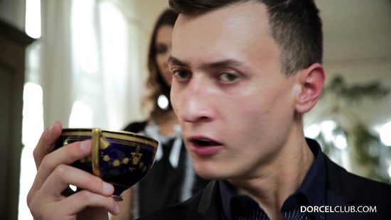 Горничная на столе в гостиной удовлетворяет своего пылкого хозяина