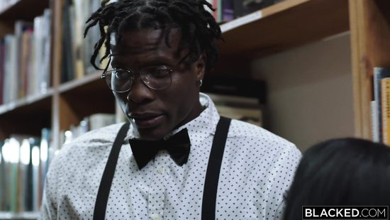 Красотка при помощи заклинания соблазняет черного самца