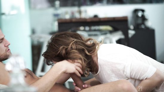 Вместо кофе стройная брюнетка предпочитает утром большой член в пилотку