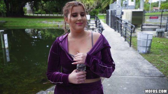 За деньги она готова на все