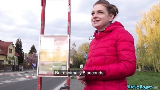 Пацан помог красотке с деньгами и получил минет в благодарность