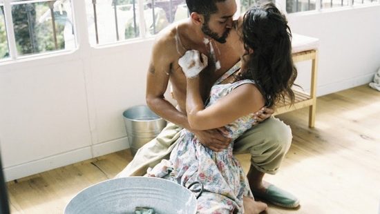 Красотка уронила соседу на голову свои постиранные трусики с балкона