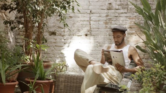 Красотка уронила соседу на голову свои постиранные трусики с балкона