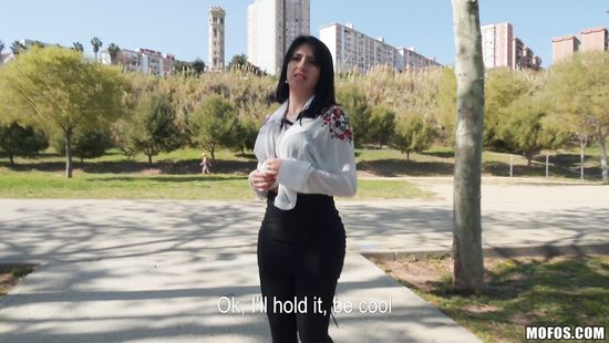 Тёлочка позирует голой в центре города, а потом делает минет чуваку в парке