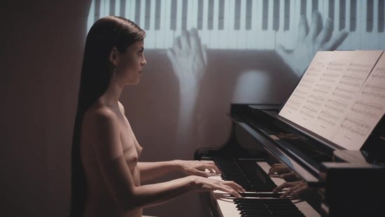 Игра на фортепиано и долбежка в пизду