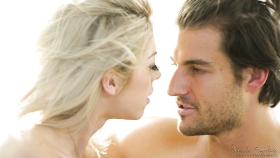 Чувак сделал сводной сестре массаж ног и ублажил малышку орально