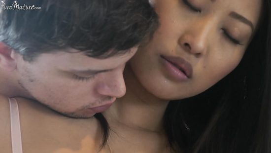 Не сдержался перед пиздой мачехи азиатки